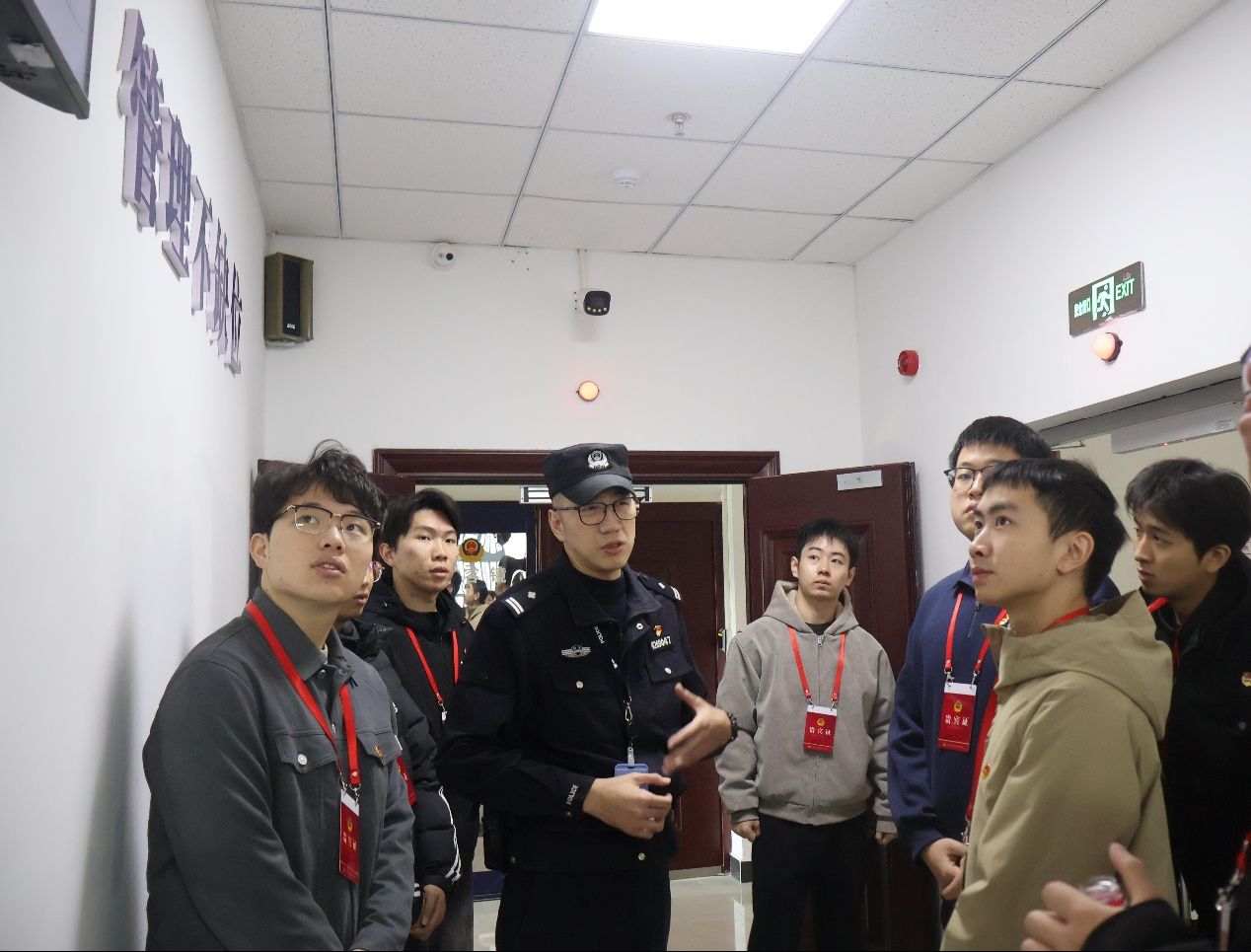 在强戒所干警的引导下,nba在线看
三十余名学生代表走进戒毒管理区,实地参观了习艺劳动、康复训练和生活场所。同学们认真观摩戒毒人员制作的手工艺品,聆听戒毒代表讲述亲身经历。真实的故事、鲜活的情景,让青年学子对毒品危害和戒治工作有了更深刻的认识。 在强戒所干警的引导下,nba在线看
三十余名学生代表走进戒毒管理区,实地参观了习艺劳动、康复训练和生活场所。同学们认真观摩戒毒人员制作的手工艺品,聆听戒毒代表讲述亲身经历。真实的故事、鲜活的情景,让青年学子对毒品危害和戒治工作有了更深刻的认识。