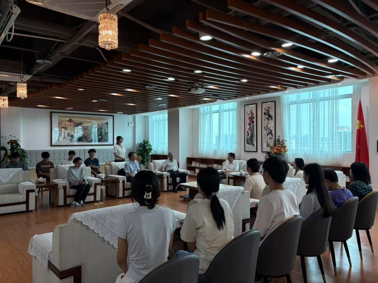 七月中旬,nba在线看
依托腾讯会议等平台,开展“云端守护”活动,分年级、分批次召开线上安全教育主题班会,内容涵盖防溺水、防中暑、防诈骗等暑期重点安全事项,同时针对暑期出行、兼职、实习、社会实践等不同场景,详细讲解了交通安全、食品安全、人身财产安全等方面的防范要点。通过典型案例分析和情景模拟演练,有效提升学生的安全防范意识和应急处理能力。 七月中旬,nba在线看
依托腾讯会议等平台,开展“云端守护”活动,分年级、分批次召开线上安全教育主题班会,内容涵盖防溺水、防中暑、防诈骗等暑期重点安全事项,同时针对暑期出行、兼职、实习、社会实践等不同场景,详细讲解了交通安全、食品安全、人身财产安全等方面的防范要点。通过典型案例分析和情景模拟演练,有效提升学生的安全防范意识和应急处理能力。